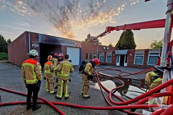 Forse rookwolken bij grote brand in autogarage