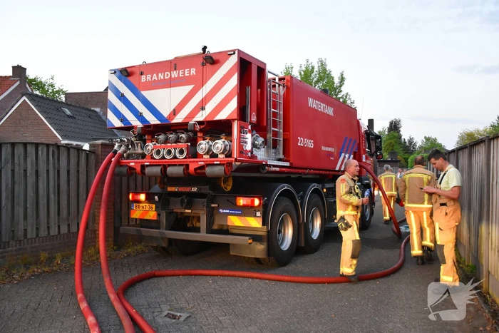 Forse rookwolken bij grote brand in autogarage