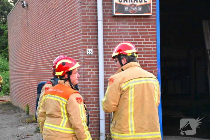 Forse rookwolken bij grote brand in autogarage