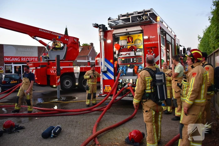 Forse rookwolken bij grote brand in autogarage