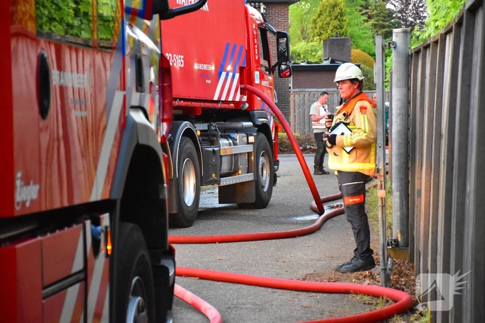 Forse rookwolken bij grote brand in autogarage