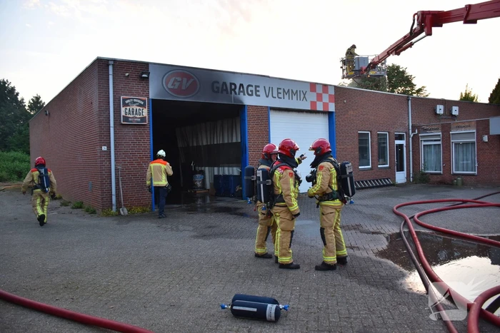 Forse rookwolken bij grote brand in autogarage
