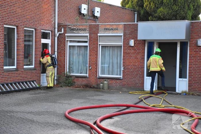 Forse rookwolken bij grote brand in autogarage