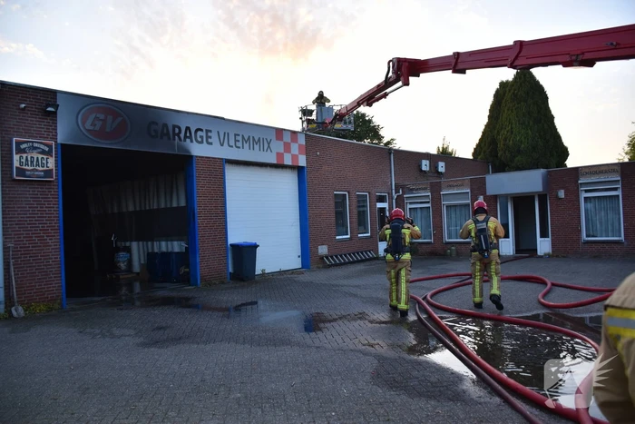 Forse rookwolken bij grote brand in autogarage