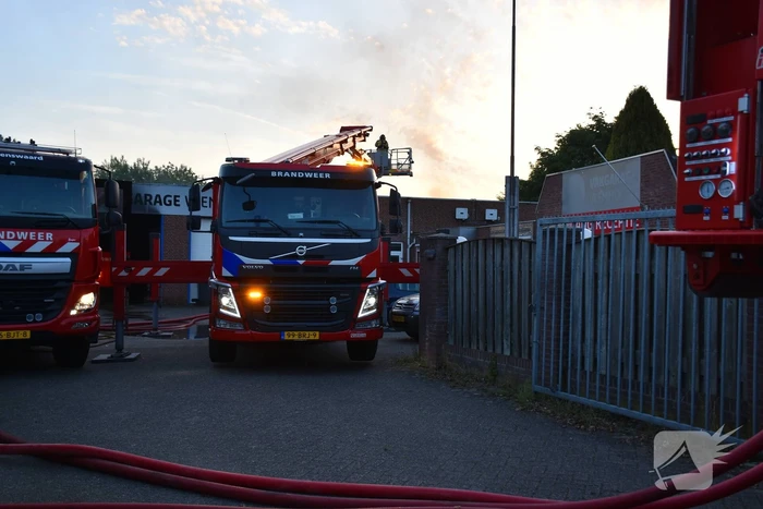 Forse rookwolken bij grote brand in autogarage