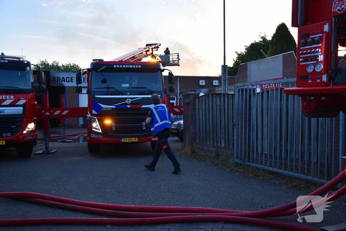 Forse rookwolken bij grote brand in autogarage