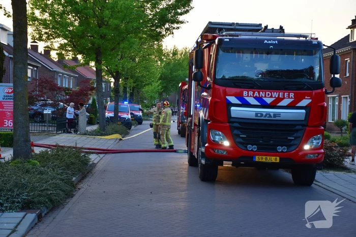 Forse rookwolken bij grote brand in autogarage