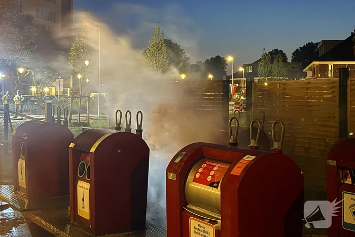 Brand in en naast ondergrondse container
