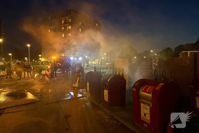 Brand in en naast ondergrondse container