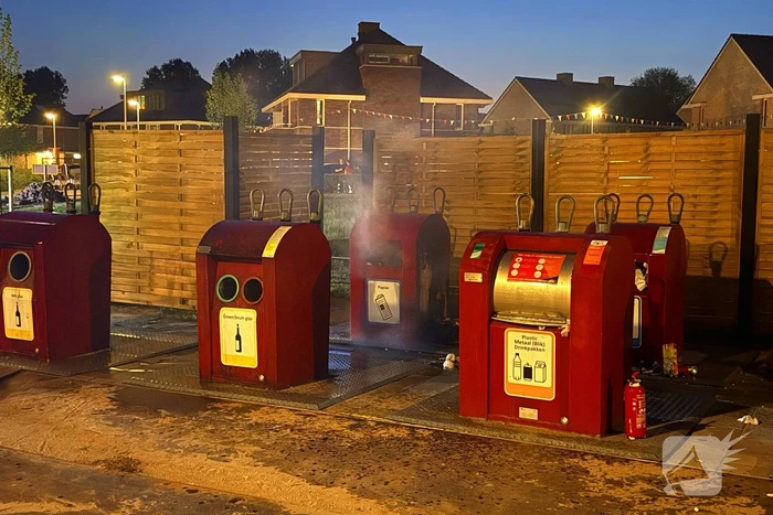 Brand in en naast ondergrondse container