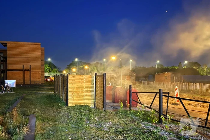 Brand in en naast ondergrondse container