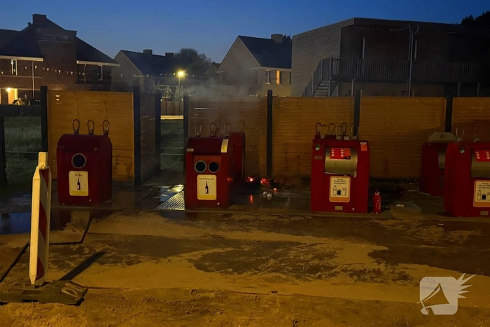 Brand in en naast ondergrondse container