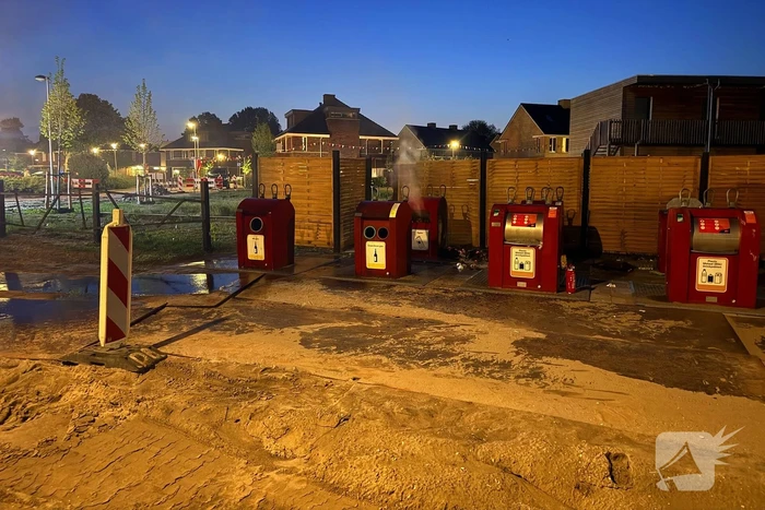 Brand in en naast ondergrondse container