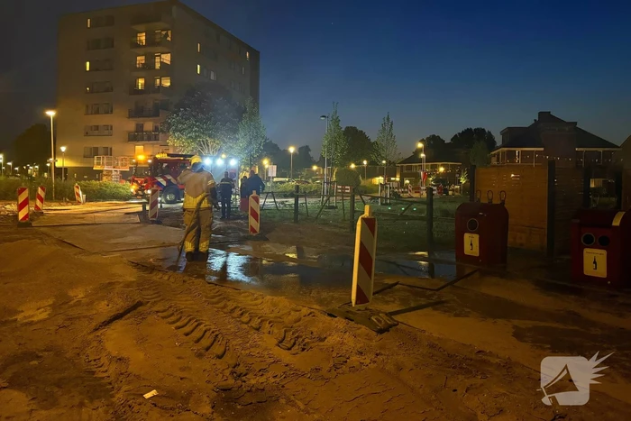 Brand in en naast ondergrondse container