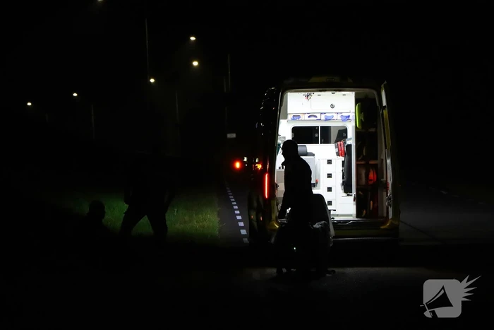 Scooterrijder belandt onderaan dijk