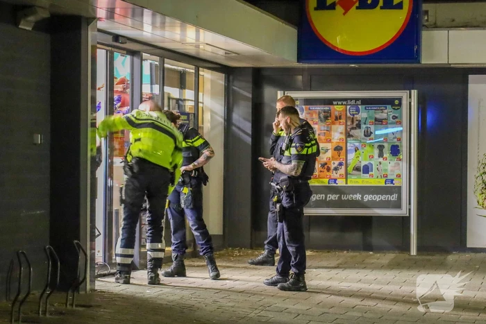 Deur uit sponning geblazen door explosie