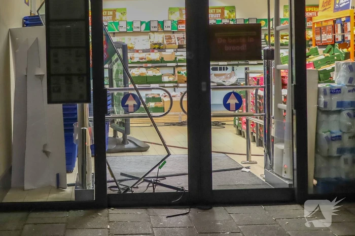 Deur uit sponning geblazen door explosie