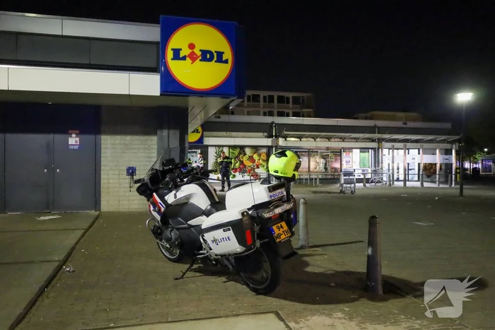 Deur uit sponning geblazen door explosie