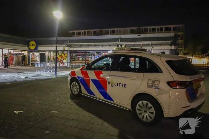 Deur uit sponning geblazen door explosie