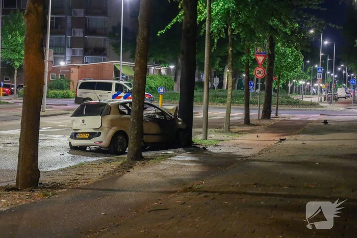 Auto vliegt in brand na aanrijding tijdens politieachtervolging