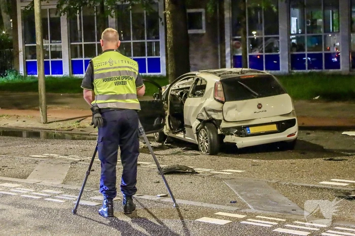 Auto vliegt in brand na aanrijding tijdens politieachtervolging
