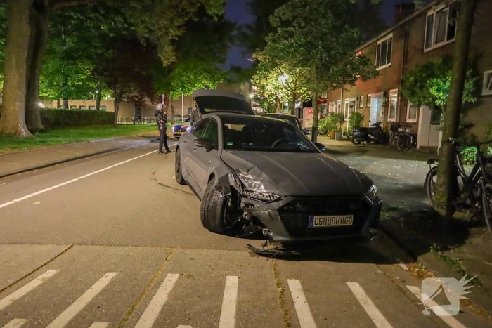 Auto vliegt in brand na aanrijding tijdens politieachtervolging