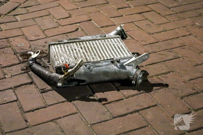 Auto vliegt in brand na aanrijding tijdens politieachtervolging