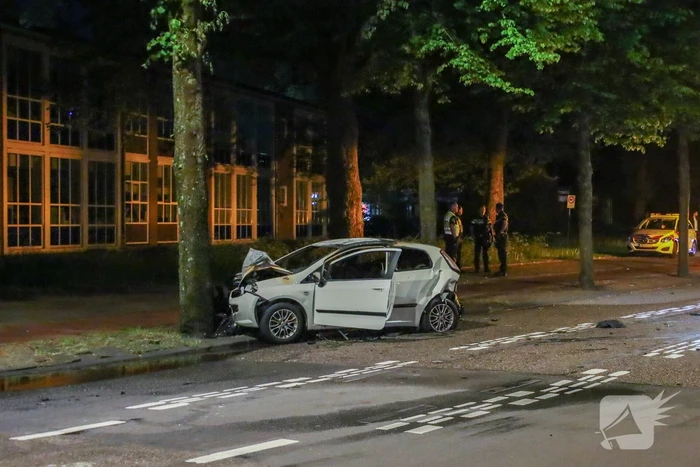 Auto vliegt in brand na aanrijding tijdens politieachtervolging