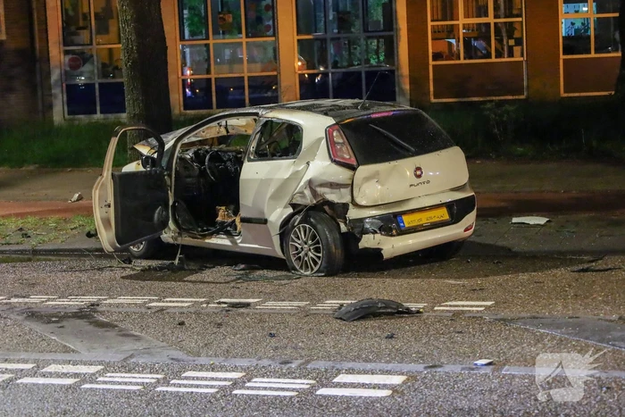 Auto vliegt in brand na aanrijding tijdens politieachtervolging