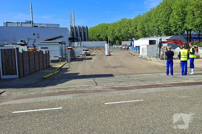 Brandweer druk bezig met brandbestrijding bij voedselfabrikant