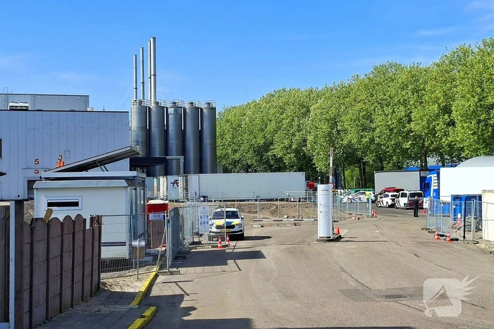 Brandweer druk bezig met brandbestrijding bij voedselfabrikant