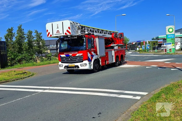 Brandweer druk bezig met brandbestrijding bij voedselfabrikant
