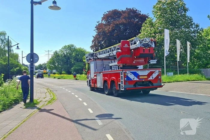 Brandweer druk bezig met brandbestrijding bij voedselfabrikant