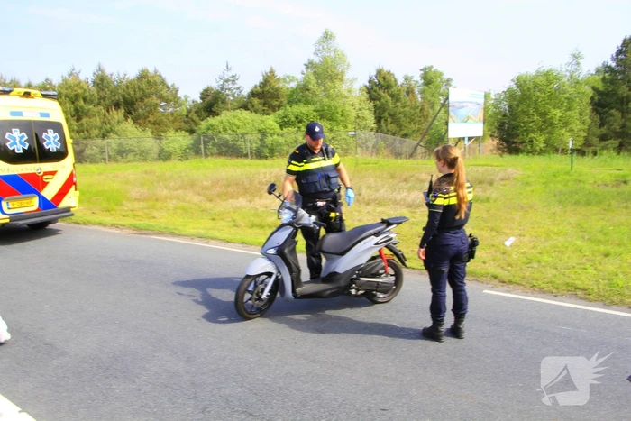 Twee gewonden na botsing met scooter