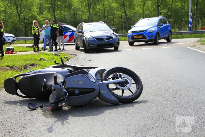 Twee gewonden na botsing met scooter
