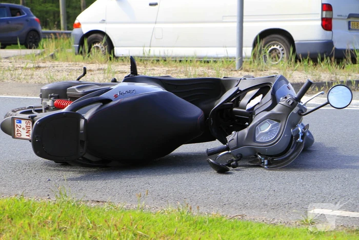 Twee gewonden na botsing met scooter