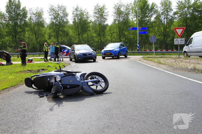 Twee gewonden na botsing met scooter