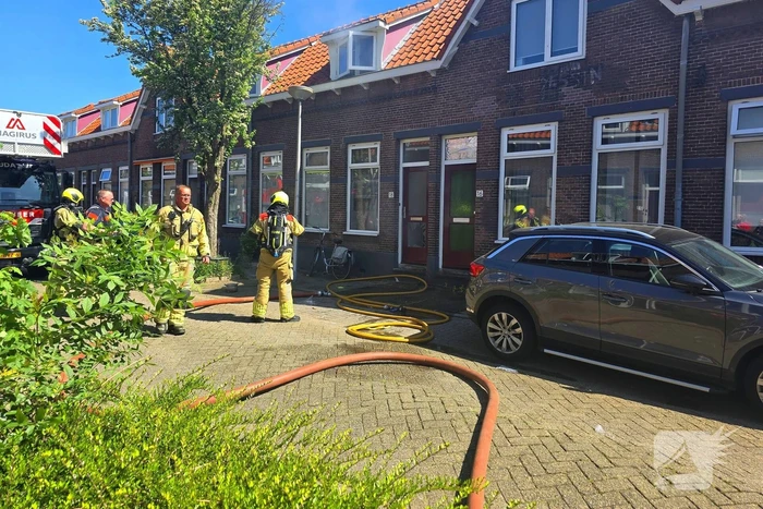 Brandweer slaat raam in wegens brand
