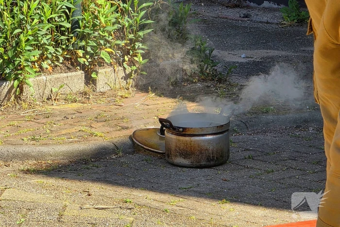 Brandweer slaat raam in wegens brand