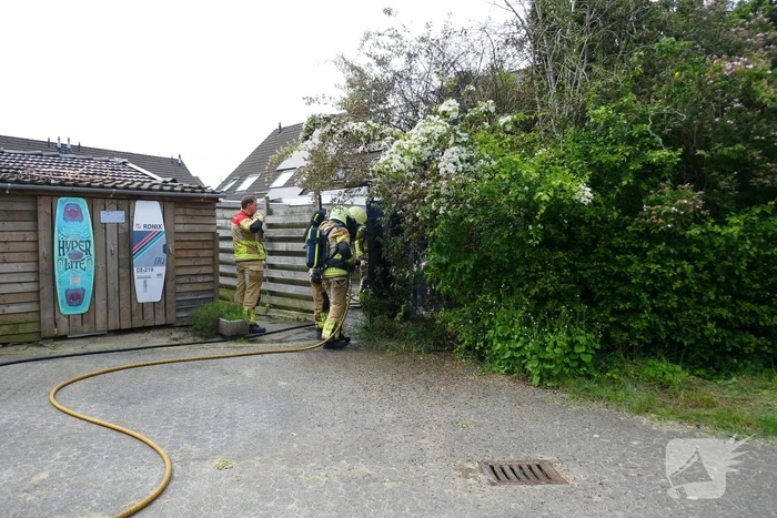 Schade aan poort en schutting door brand
