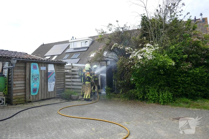 Schade aan poort en schutting door brand