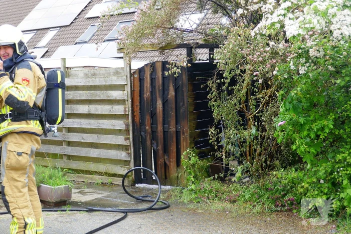 Schade aan poort en schutting door brand