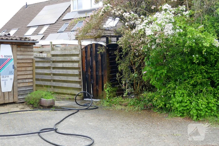 Schade aan poort en schutting door brand