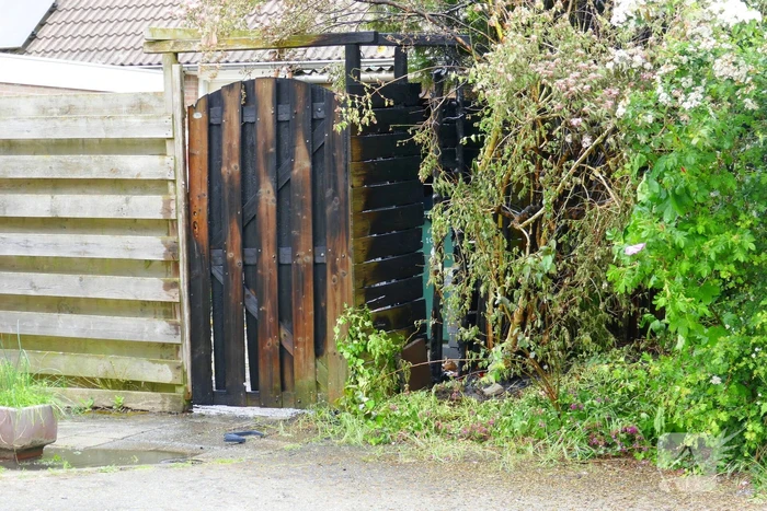 Schade aan poort en schutting door brand
