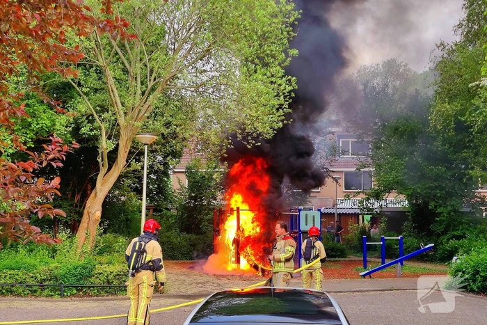 Buurtbewoners proberen brand te blussen