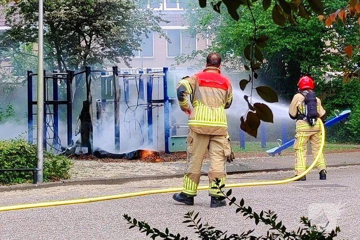 Buurtbewoners proberen brand te blussen