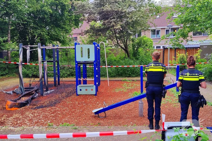 Buurtbewoners proberen brand te blussen