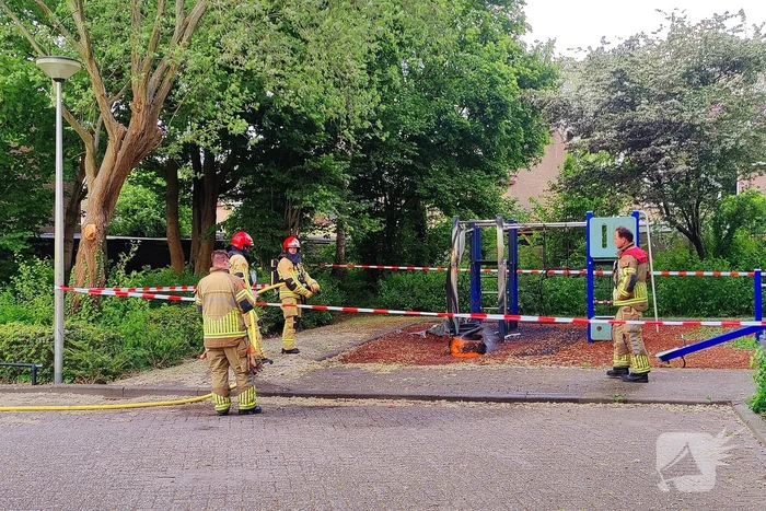 Buurtbewoners proberen brand te blussen