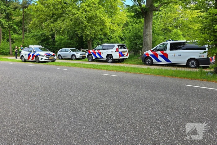 Overleden persoon aangetroffen in bosgebied