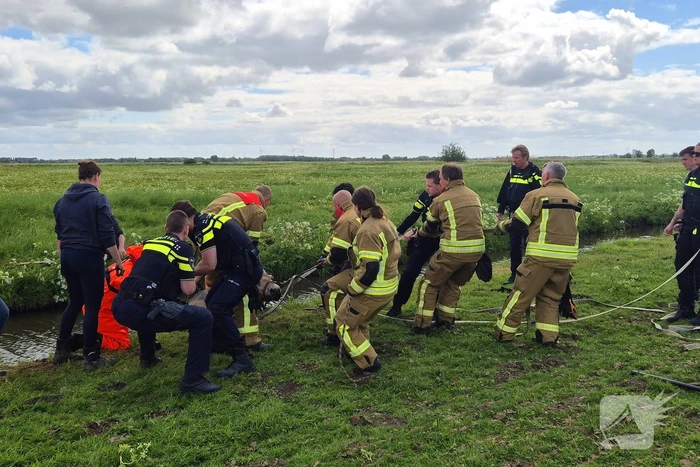 Brandweer en politie redden te water geraakte paard